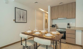 Elegant High Floor 2BR Urban Oasis