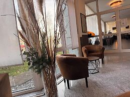 Astoria City Resort by Mayburgh