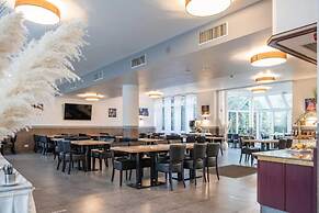 Astoria City Resort by Mayburgh