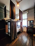 BLOOMZ HOSTEL