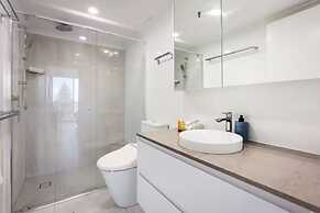 Beachfront Bliss in Surfers Paradise