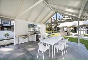 Beachfront Bliss in Surfers Paradise