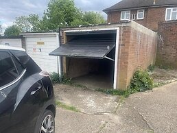 Cosy 2-bed Maisonette With Private Garage in Wembley