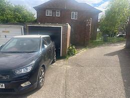 Cosy 2-bed Maisonette With Private Garage in Wembley