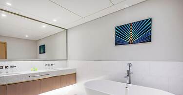 LUX Iconic Views at Palm Tower Suite 7