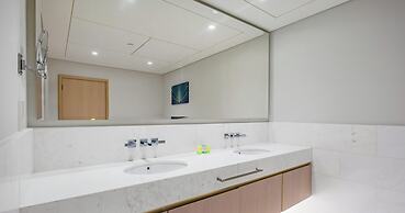 LUX Iconic Views at Palm Tower Suite 7