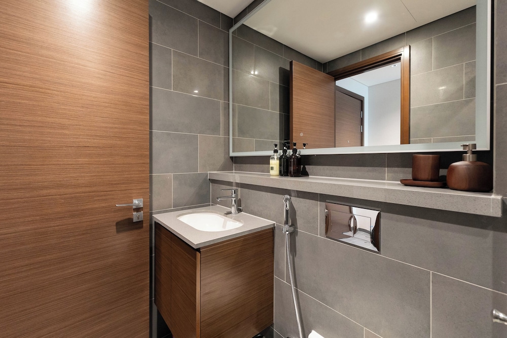 Luxury 1BR High-Floor Retreat