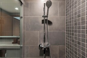 Luxury 1BR High-Floor Retreat