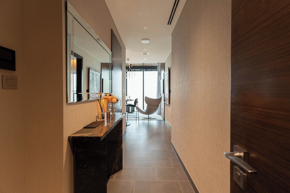 Luxury 1BR High-Floor Retreat
