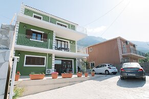 Lakis Residences