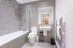 Modern 2- Bedroom Apartment in Central Redhill!