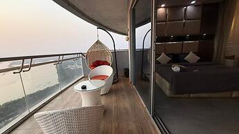 41 Floor River View - TheRoomeraStay