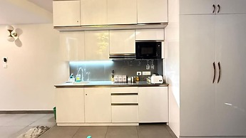 41 Floor River View - TheRoomeraStay