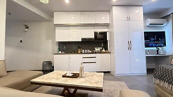 41 Floor River View - TheRoomeraStay