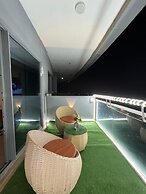 41 Floor River View - TheRoomeraStay