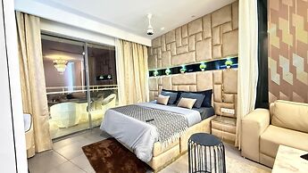 41 Floor River View - TheRoomeraStay