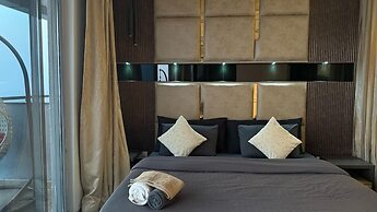41 Floor River View - TheRoomeraStay