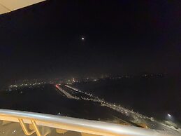 41 Floor River View - TheRoomeraStay
