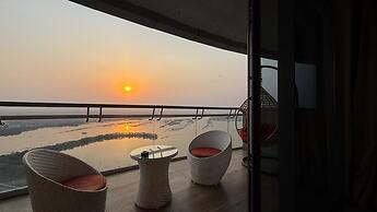 41 Floor River View - TheRoomeraStay