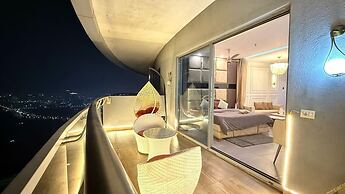 41 Floor River View - TheRoomeraStay