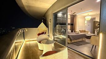41 Floor River View - TheRoomeraStay