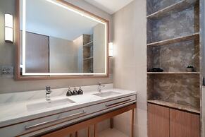 Angsana Lakeside Luxury 2Br Jazuzzi Suite