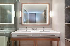 Angsana Lakeside Luxury 2Br Jazuzzi Suite