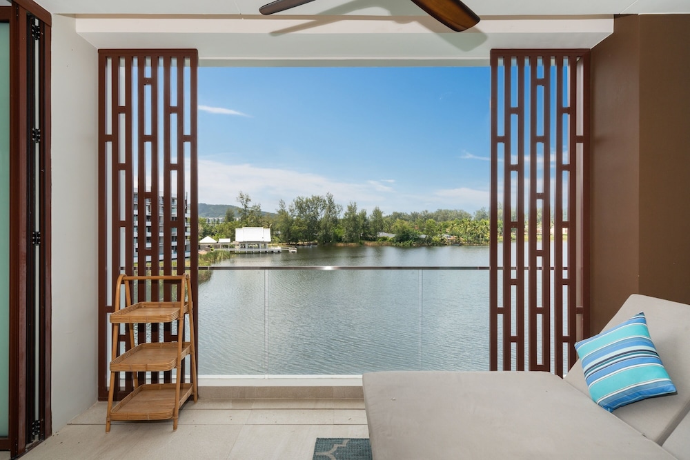 Angsana Lakeside Luxury 2Br Jazuzzi Suite