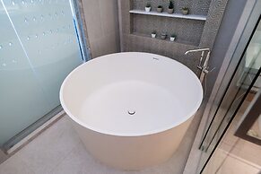 Angsana Lakeside Luxury 2Br Jazuzzi Suite