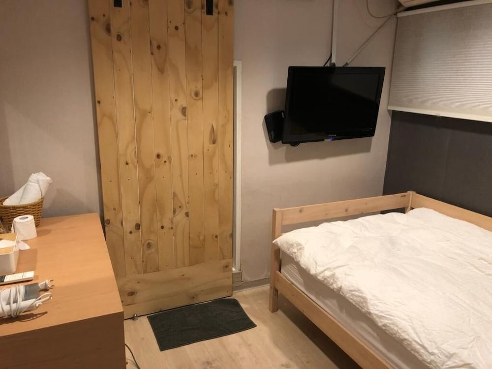 Chris Hostel