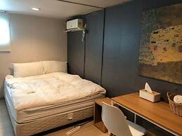 Chris Hostel