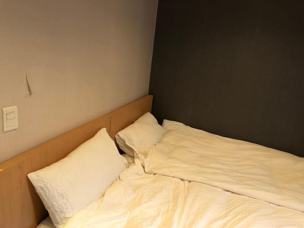 Chris Hostel