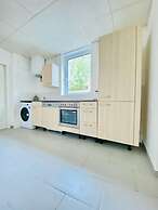 Spacious 2BR Apt For 9 Near Liesing