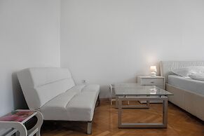 Spacious 7BR Apartment Hauptbahnhof