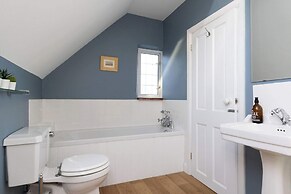 Spacious Coastal Family Home Sleeps 8