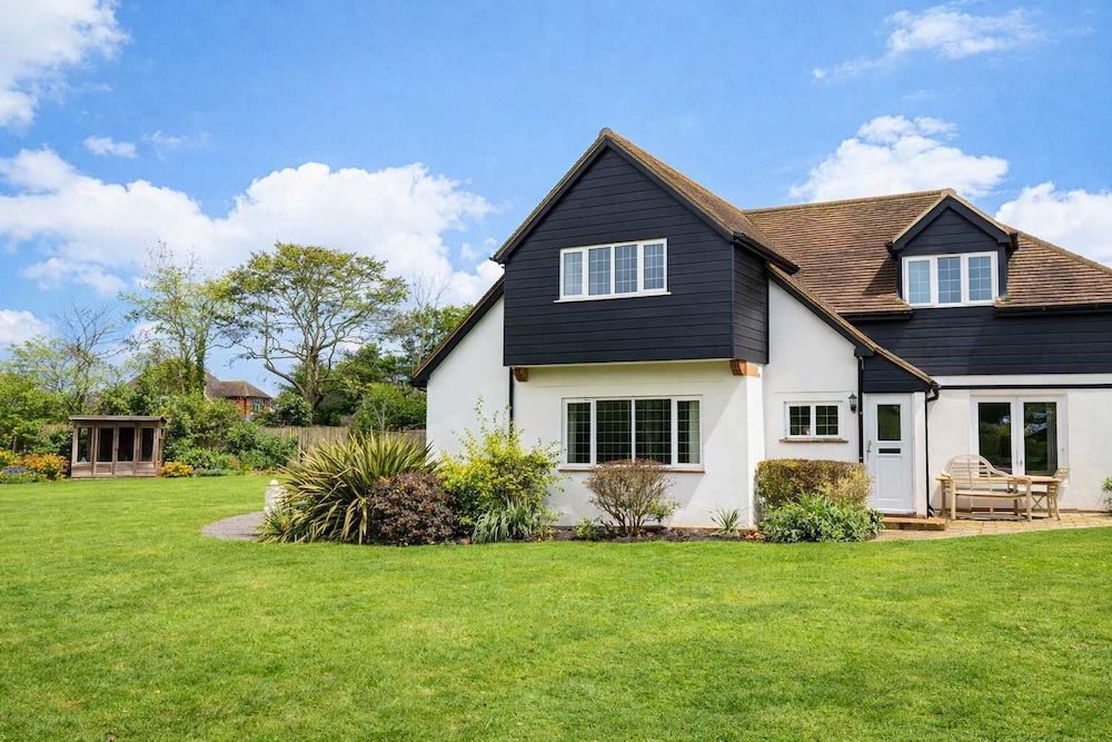 Spacious Coastal Family Home Sleeps 8