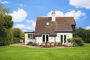 Spacious Coastal Family Home Sleeps 8