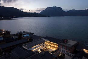 Sky of September Lugu Lake Hotel