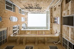 Traditional APT with Internal Courtyard