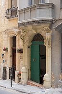 Traditional APT with Internal Courtyard