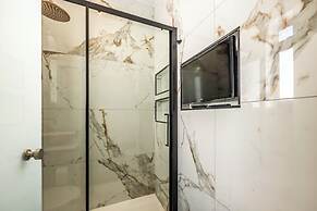 1 BR Penthouse for Couples & Families