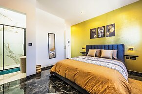 1 BR Penthouse for Couples & Families