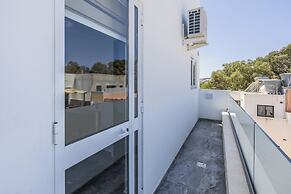 1 BR Penthouse for Couples & Families
