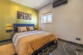 1 BR Penthouse for Couples & Families
