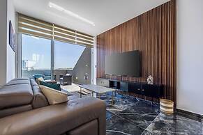 1 BR Penthouse for Couples & Families