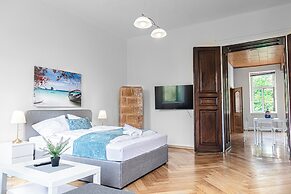 2BR Apartment Steps From AKH Center