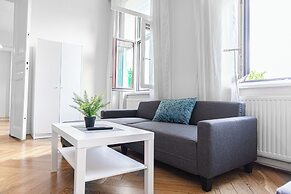 2BR Apartment Steps From AKH Center