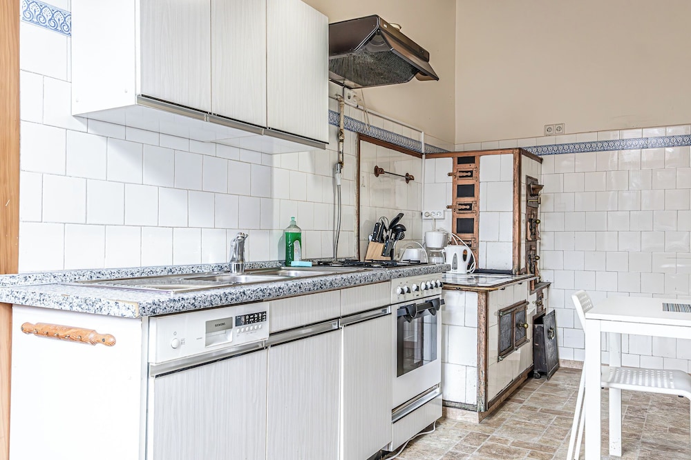 2BR Apartment Steps From AKH Center