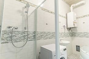 2BR Apartment Steps From AKH Center