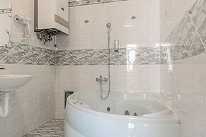 2BR Apartment Steps From AKH Center